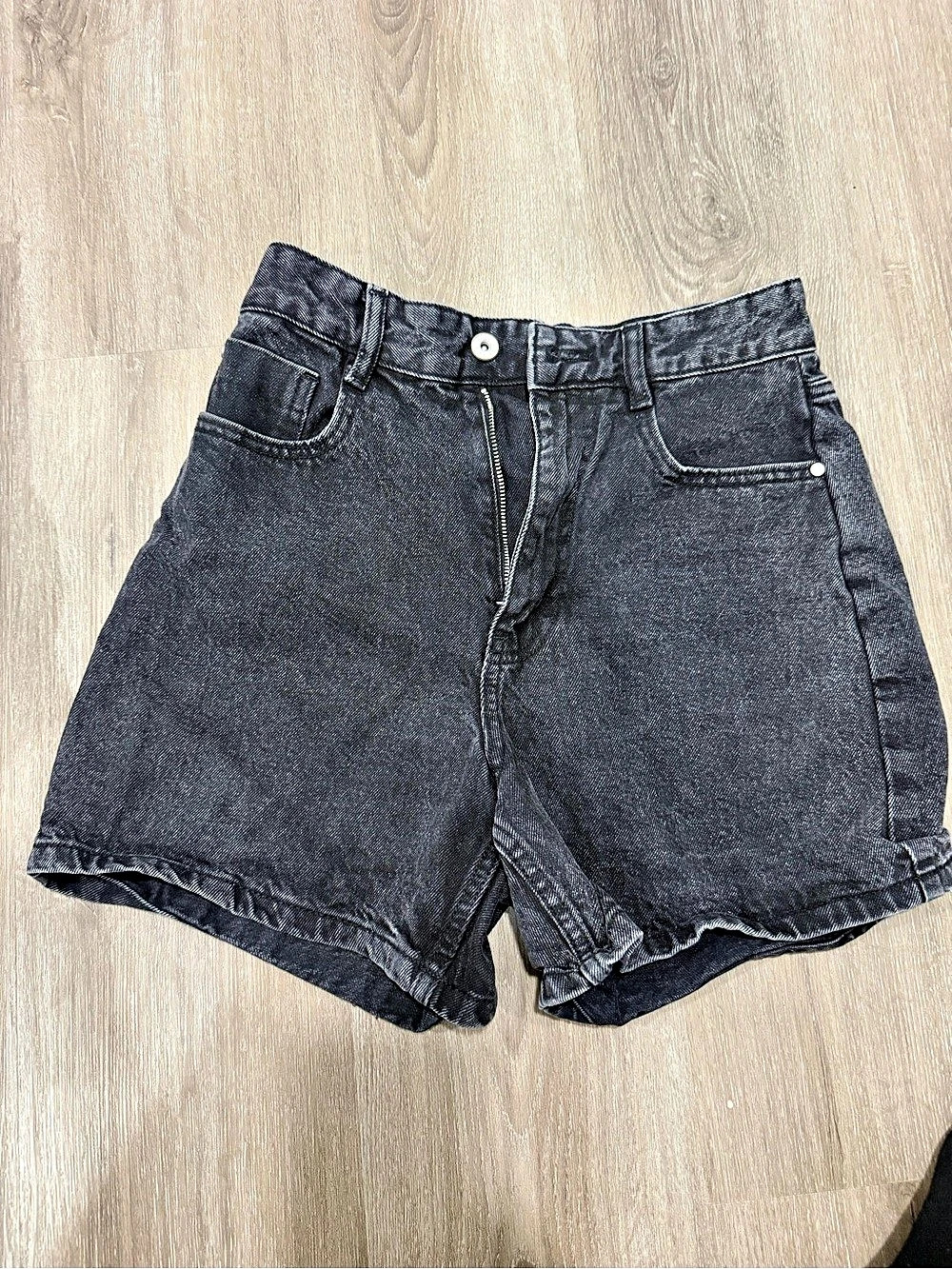 Zara High-Waisted Mom Fit Denim Shorts Black Size 4